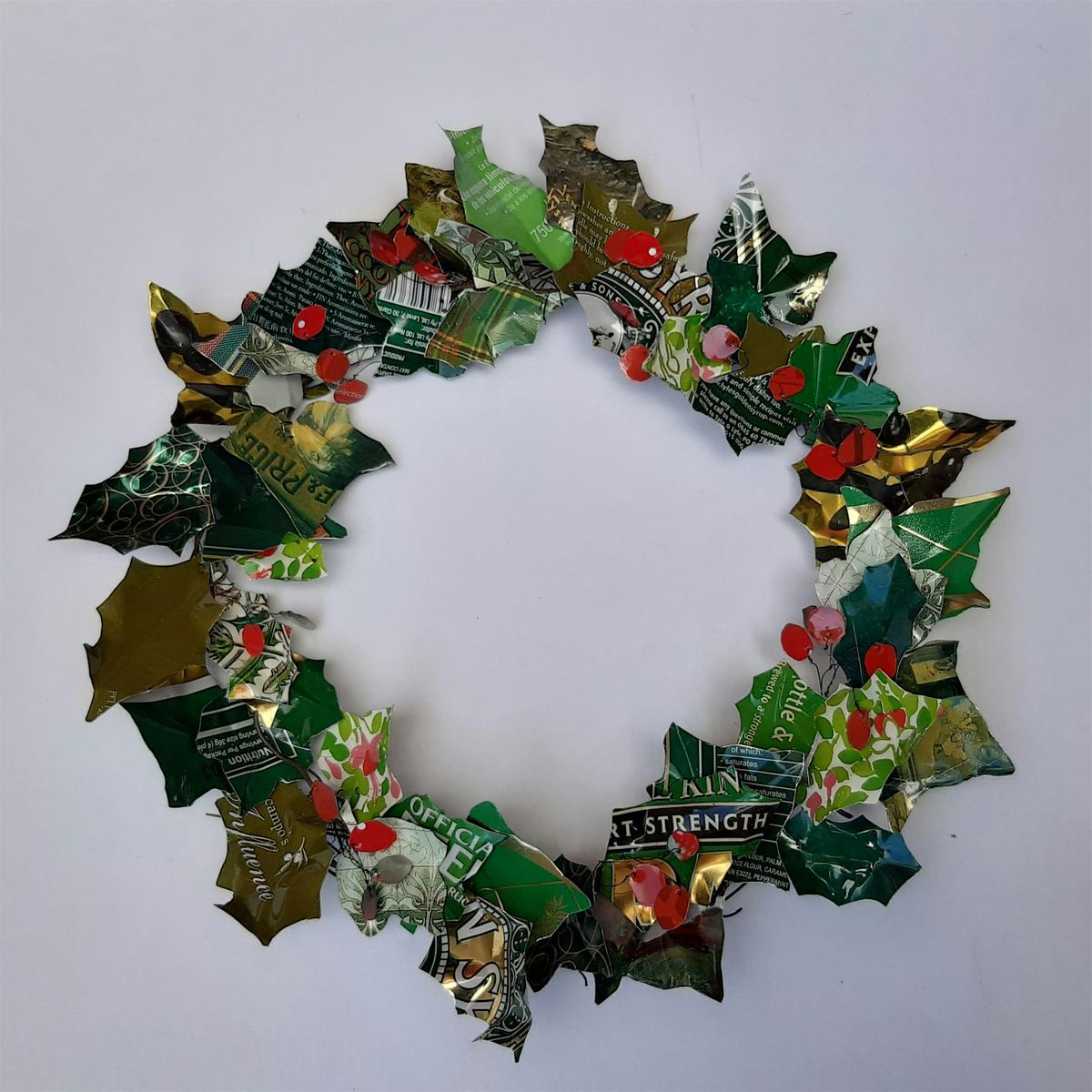 Create a festive wreath with recycled wire and tin