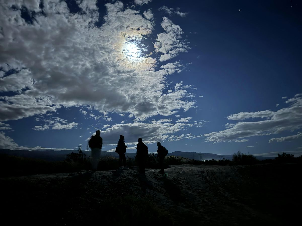 Excursi\u00f3n Bajo la Luna Llena en el Sendero Indio Hills