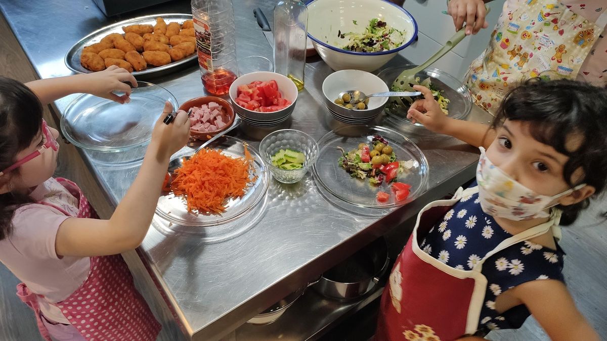 Cocina infantil: paellas y frutas de temporada