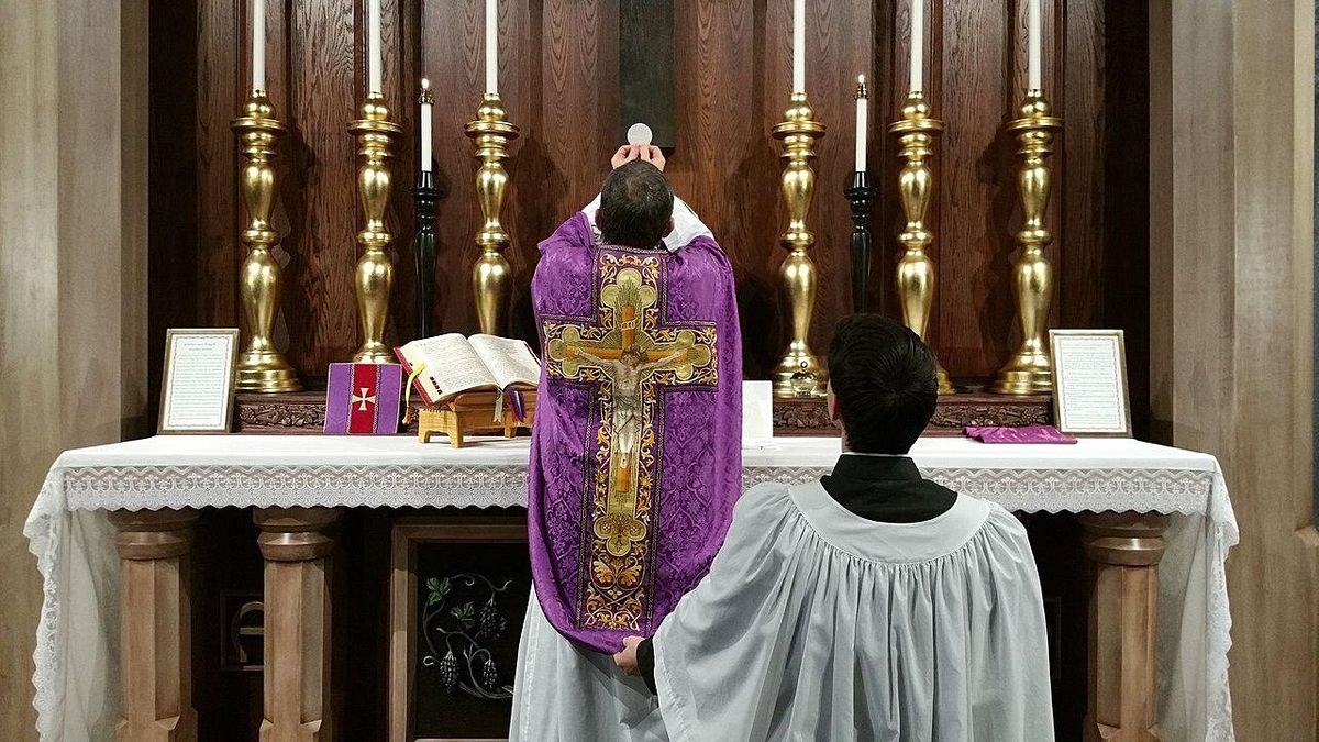 A TLM Trinity Sunday Mass with Fr. Vasquez + Archbishop's Schola