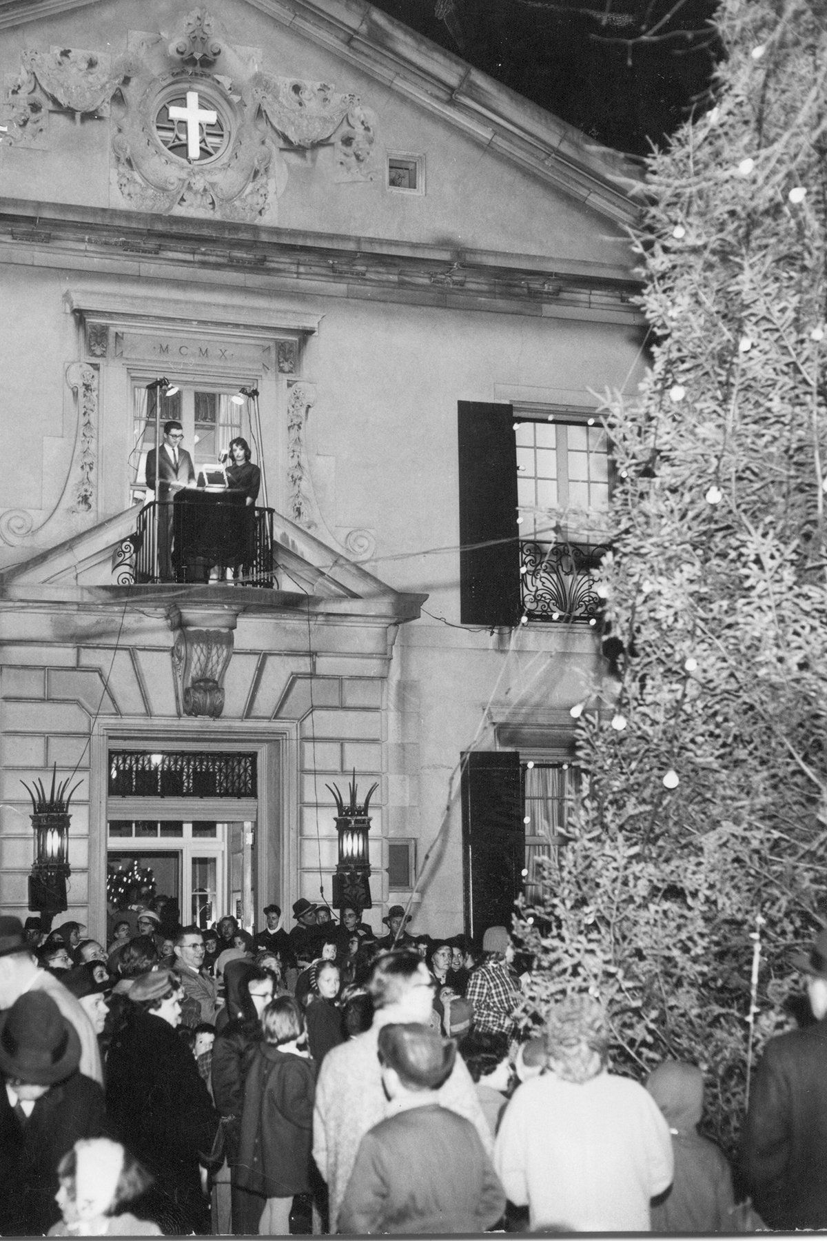 Holiday Homecoming: Tree Lighting Ceremony