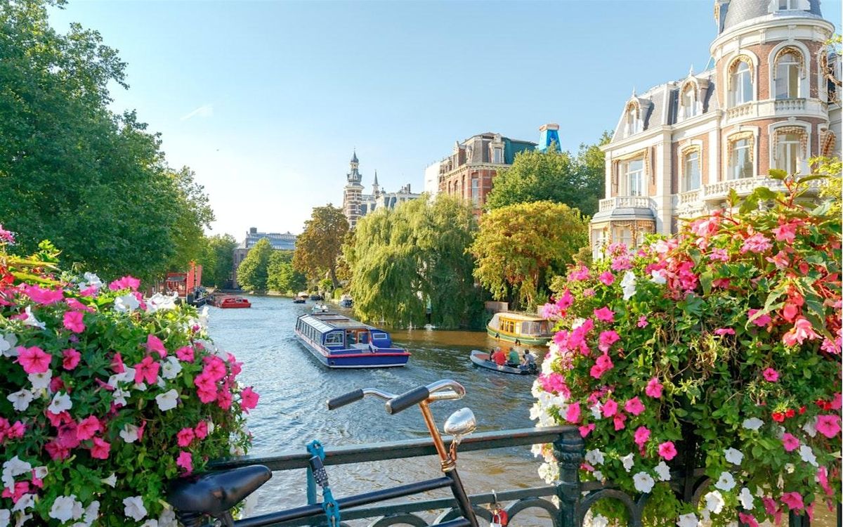 Canals of Amsterdam Outdoor Escape Game: Wonders of The City