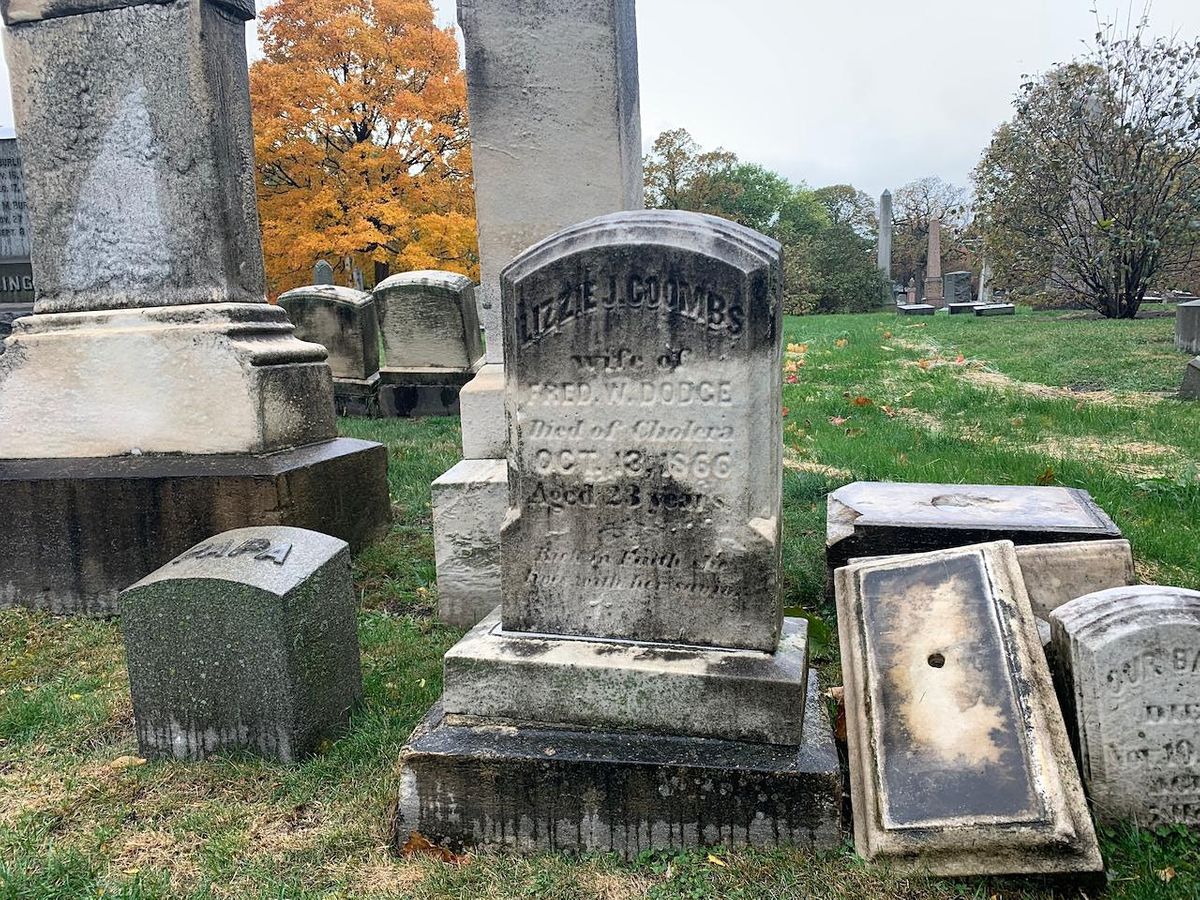 Graceland Cemetery Walking Tour: 75 Ways To Die At Graceland ...