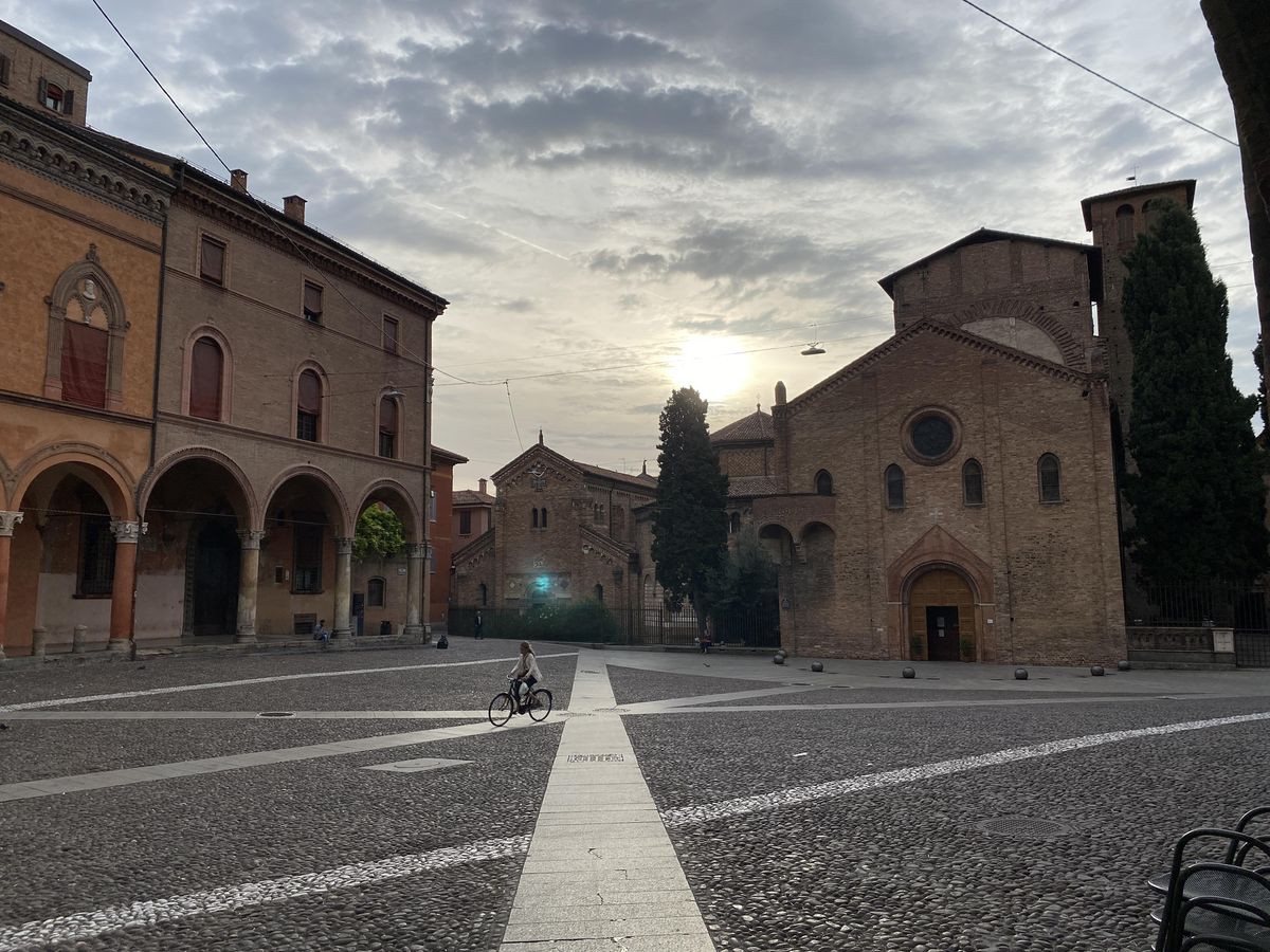 Il complesso delle sette chiese: chiostro e Basilica di Santo Stefano