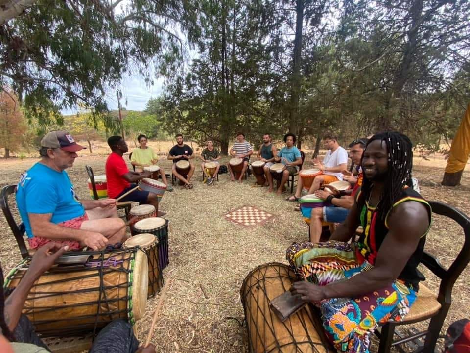 Warsztaty gry na b\u0119bnach djembe w Poznaniu