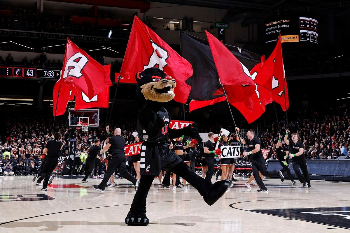 Cincinnati Bearcats at Houston Cougars Womens Basketball at Fertitta Center