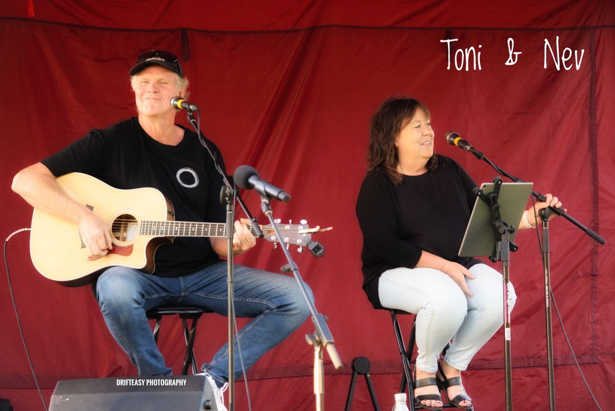 Nev & Toni Performing in Langtree Mall