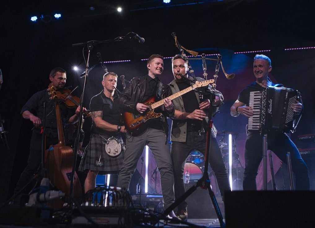 Skerryvore wsg Black Hawk Pipe and Drum Band