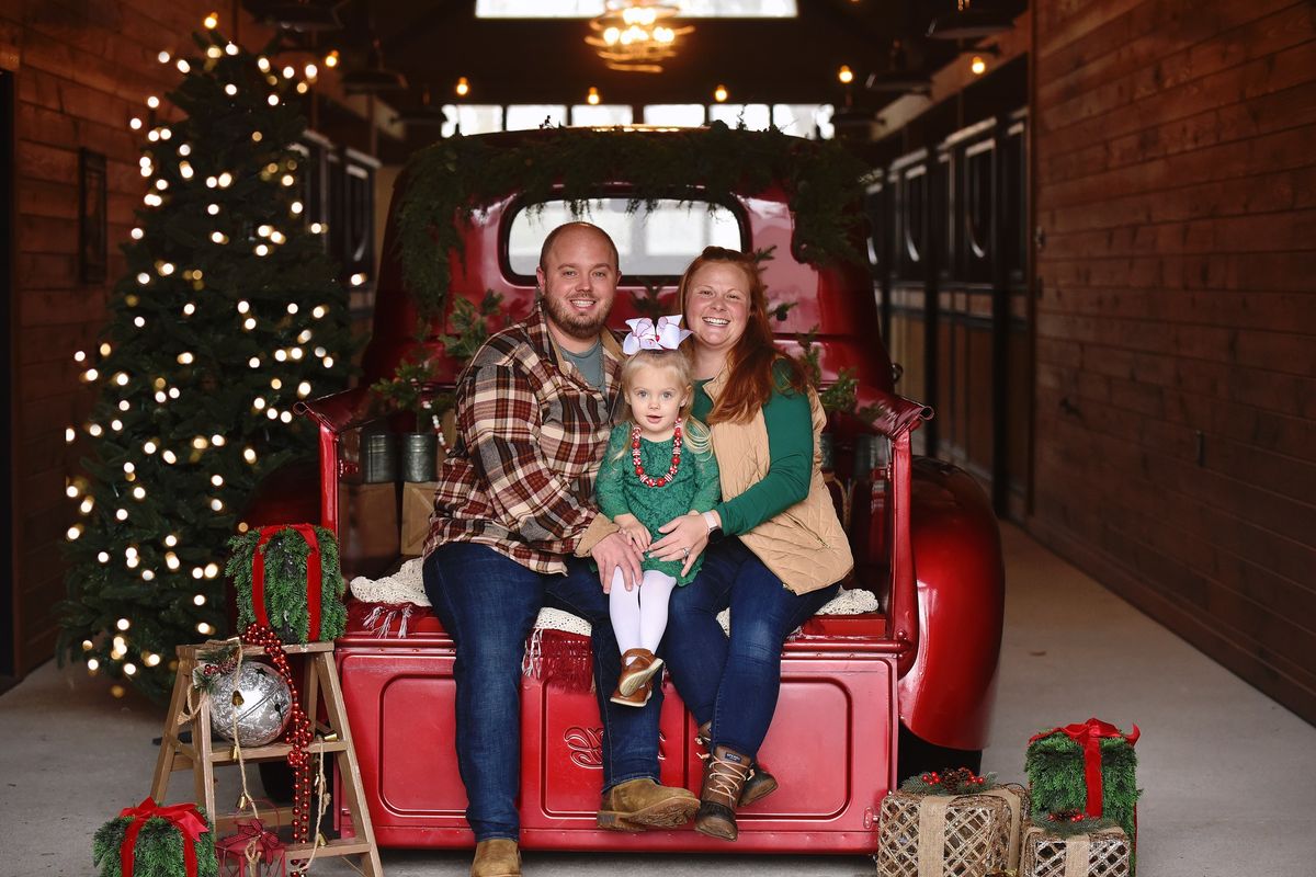 Red truck Christmas Mini Session