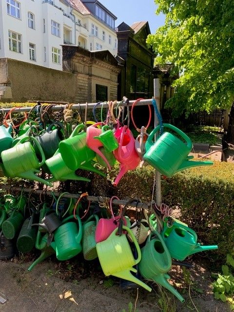  Sterben kann auch bunt und queer sein - Der Alte St. Matth\u00e4us Kirchhof in Berlin-Sch\u00f6neberg