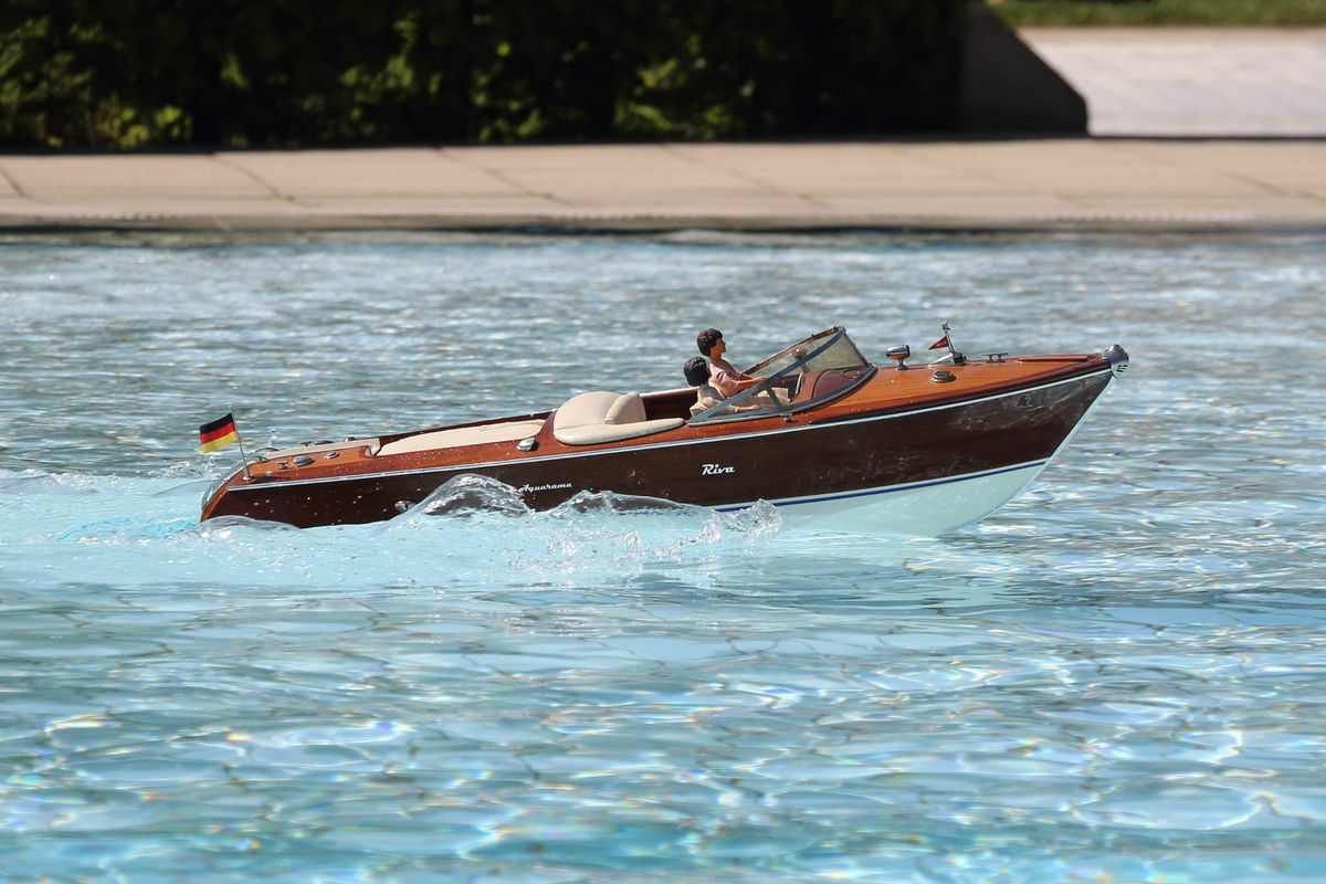 Modellboot Schaufahren im Freibad Feuchtasia 2024