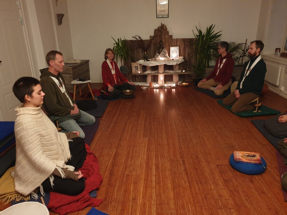 Puja, buddhistisk rituale, og kort meditasjon