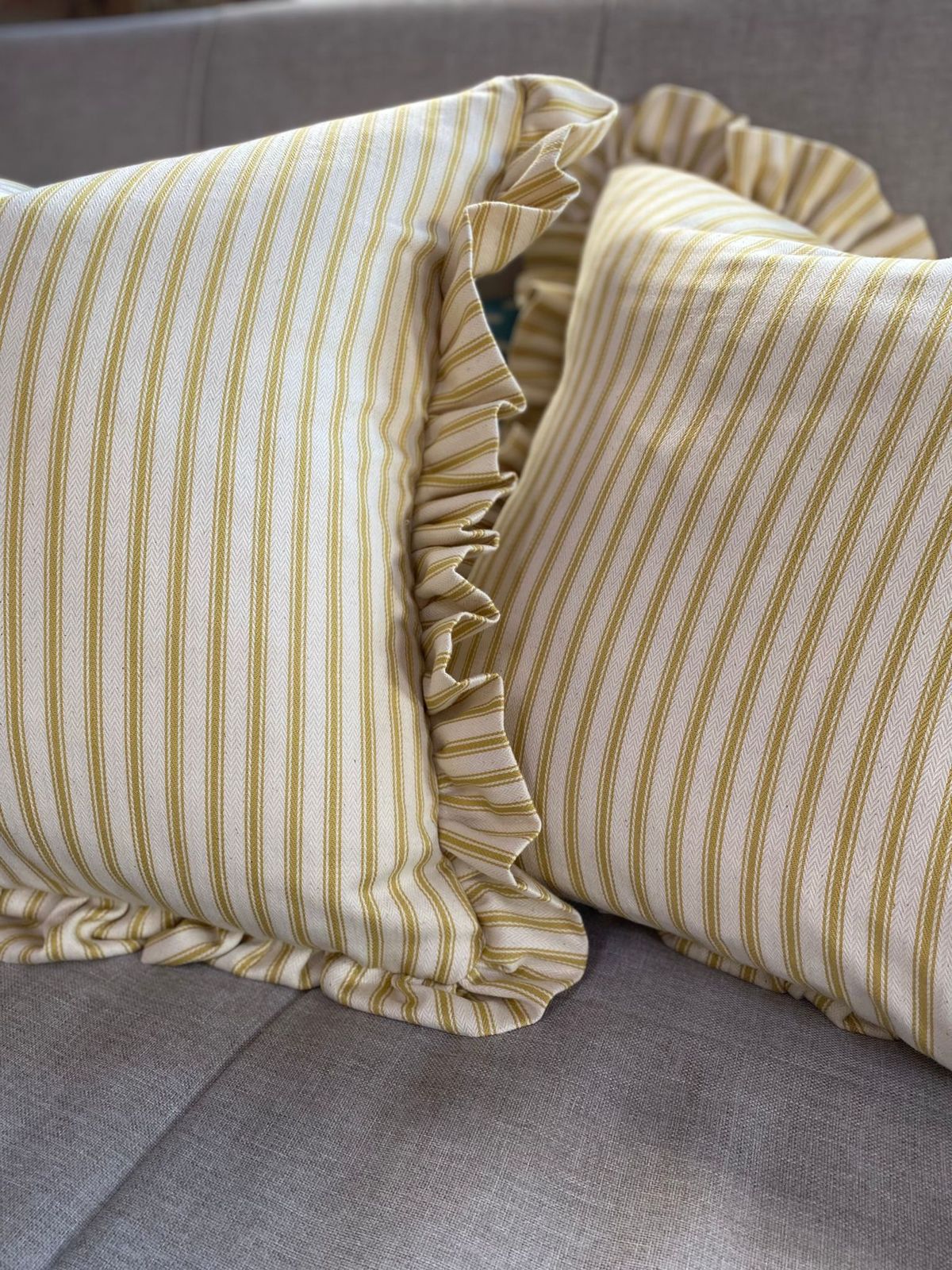 CUSHIONS WITH FRILL