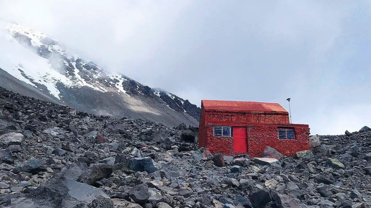 Amanecer en el refugio "Fausto Gonz\u00e1lez Gomar" en el Pico de Orizaba (2da fecha)