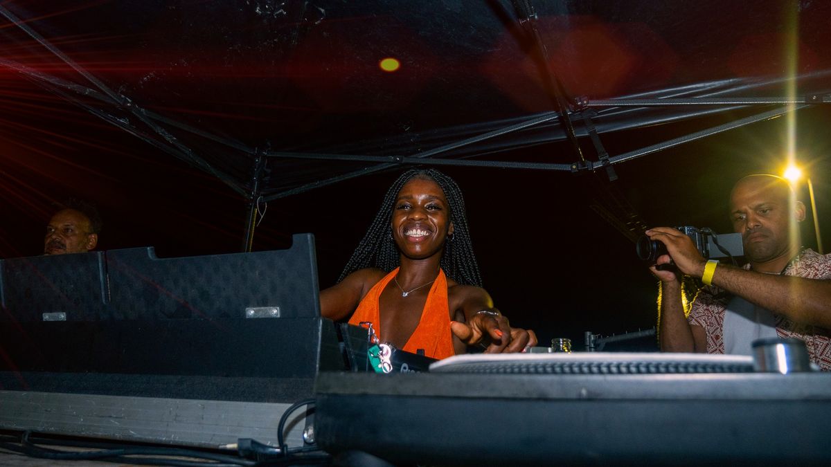 Dj Abena at Caf\u00e9 Au Lait