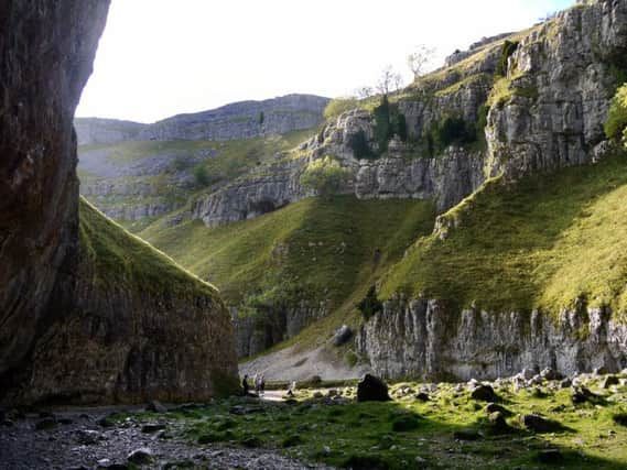 Malham Cove, Tarn, Gordale Scar and Janet's Foss with pub grub at the end 