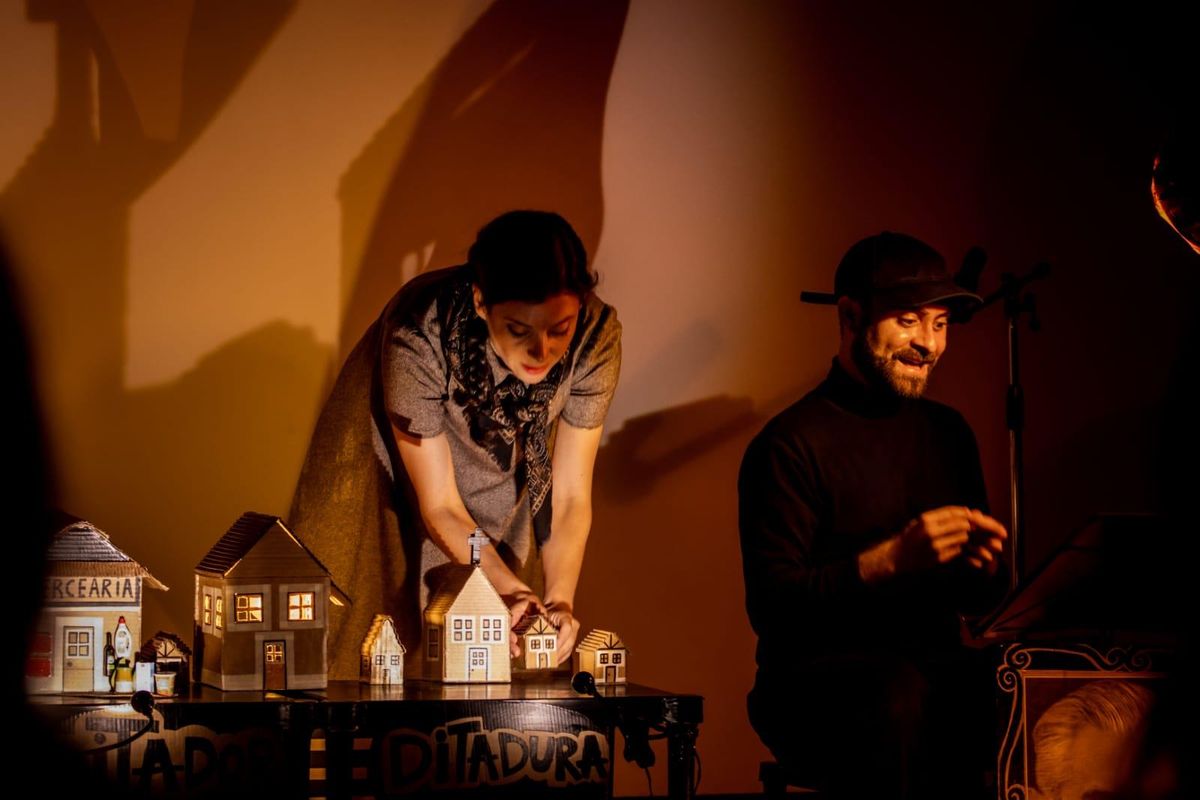 Teatro \u25cf Era uma vez um pa\u00eds a preto e branco: Est\u00f3rias de abril