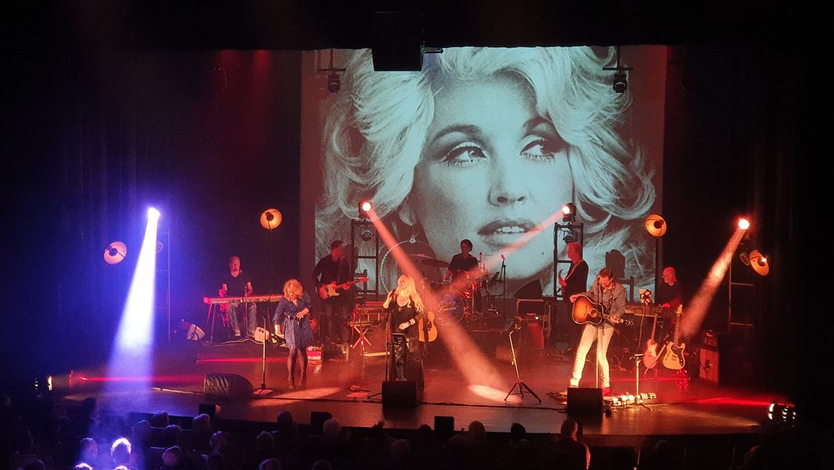 Hello I\u2019m Dolly: Een Theatrale Ode aan Dolly Parton\u201d