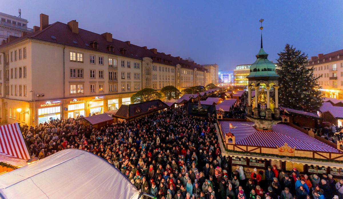 Einschalten der Weihnachtsbaum-Beleuchtung