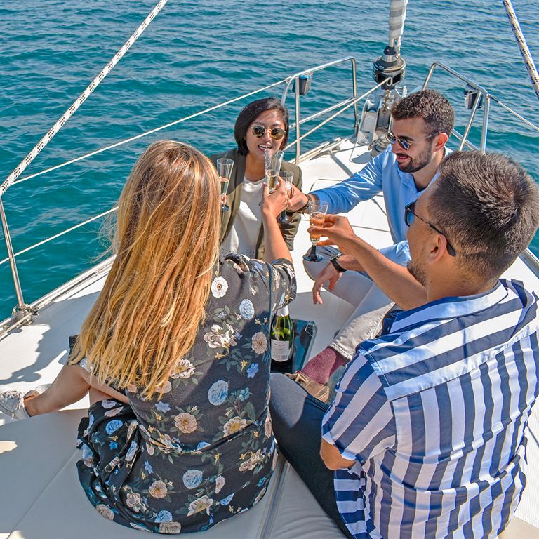 Aventura en Velero desde Barcelona a los vi\u00f1edos, tour por la bodega y cata de vinos