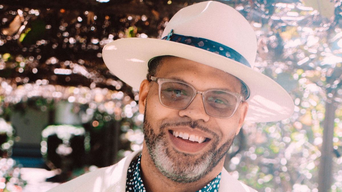 An Eric Roberson Holiday Show