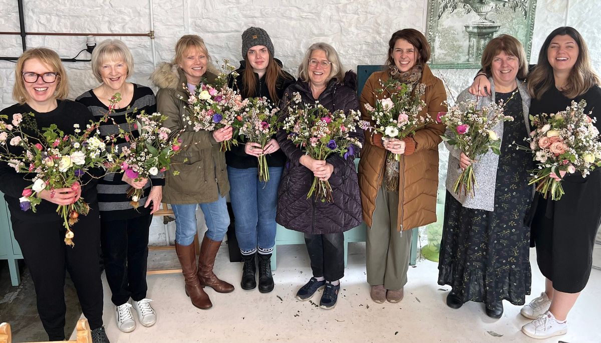 Mothering Sunday Hand-Tie Bouquet