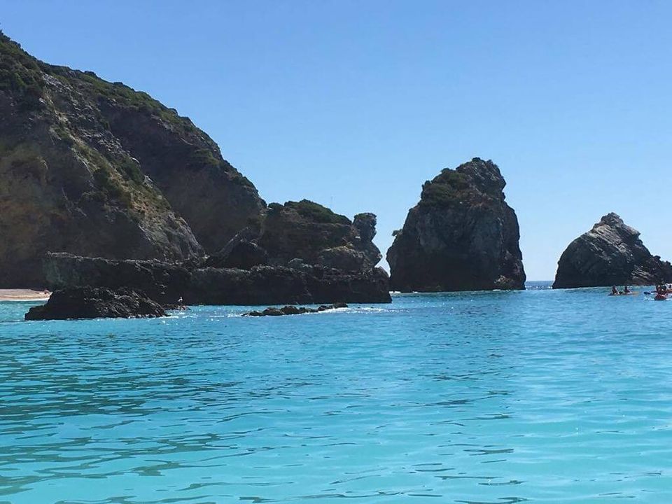 Passeio de Barco por Grutas e Praias Selvagens da Arr\u00e1bida