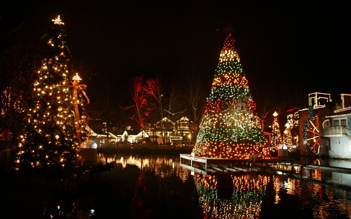 \ud83c\udf84 Tour of Lights Weekend Getaway \ud83c\udf84 Pigeon Forge and Gatlinburg TN $149 Per Couple