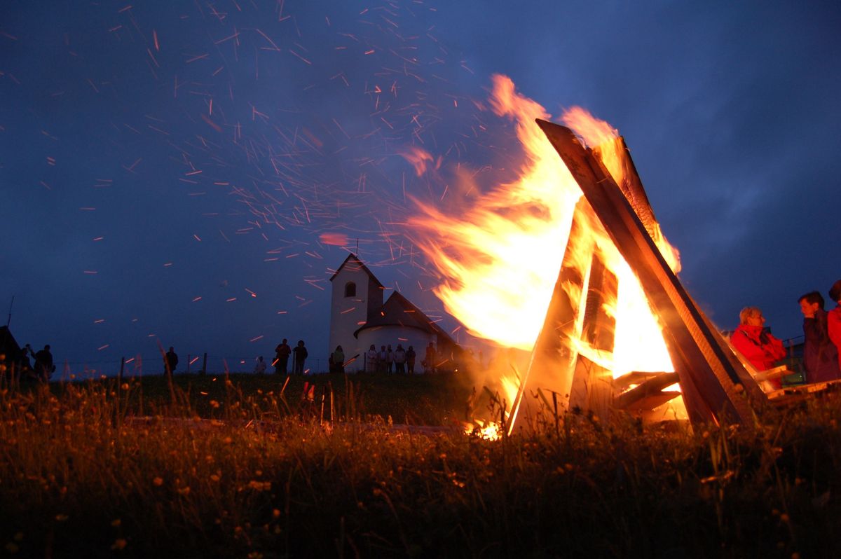 Sonnwendfeuer und Hexenfest