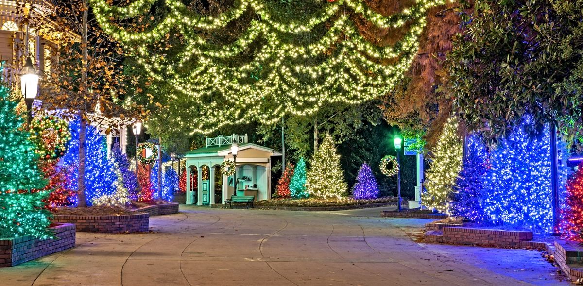 Parking Dolly Parton's Smoky Mountain Christmas Carol - Roanoke