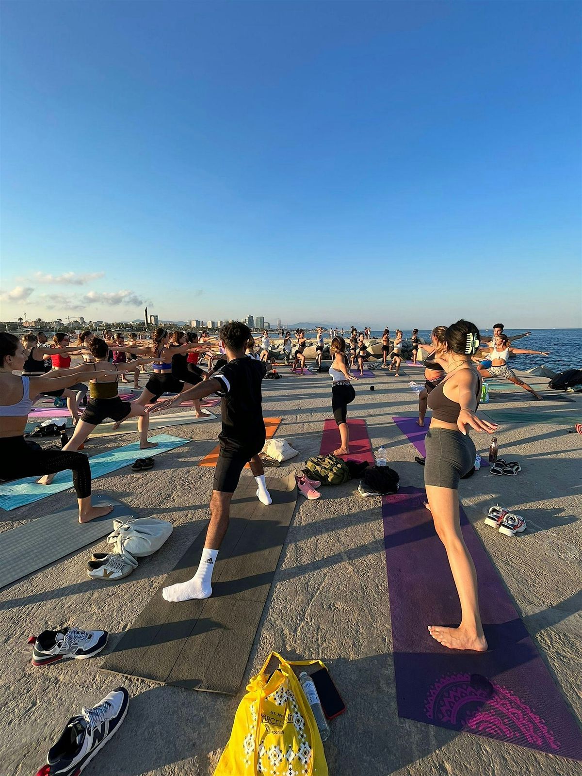 FULL MOON Yoga by the Sea with Live music. Espig\u00f3n de Bogatell