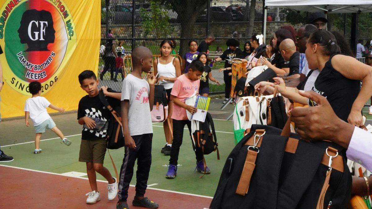 Bookbag & Back-To-School Supplies Giveaway \/ Mochila y Regalo de Suministro