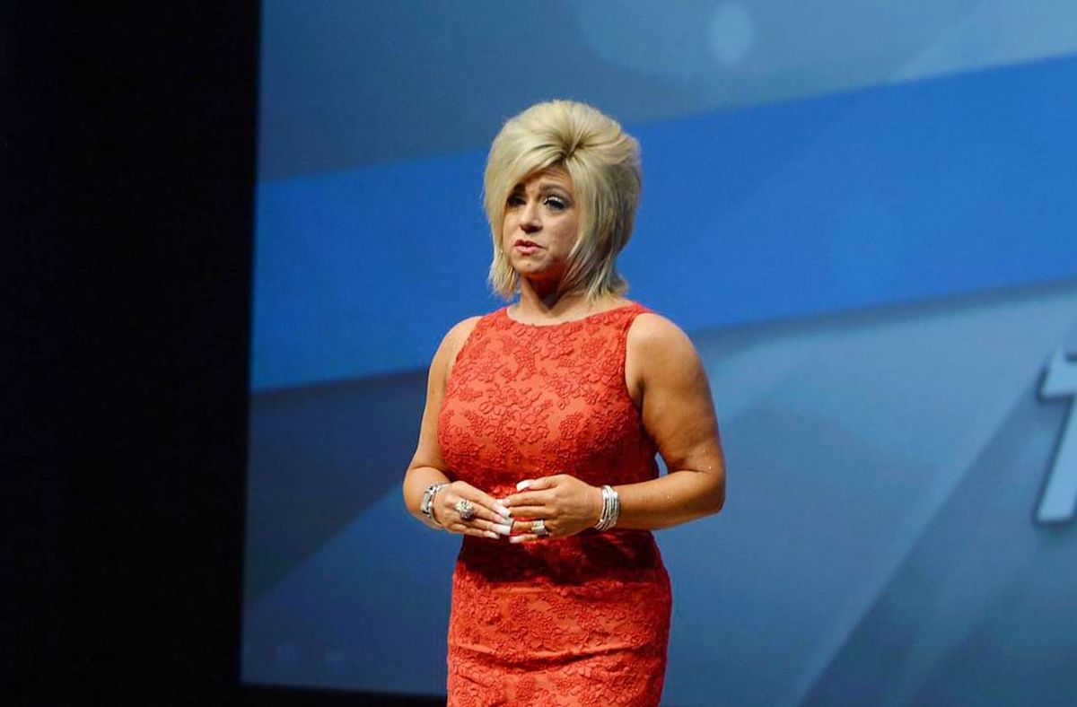 Theresa Caputo - Victoria