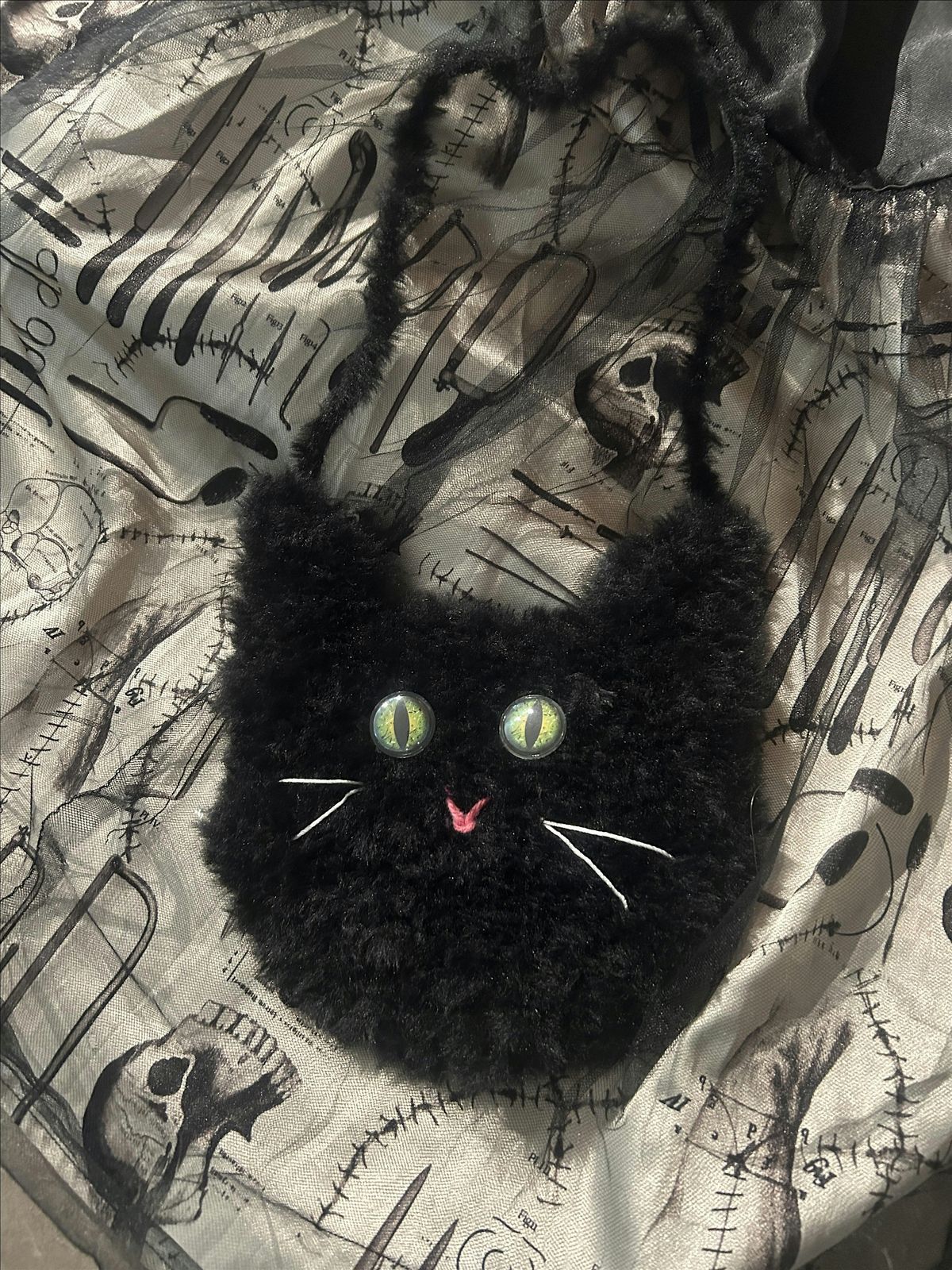 Weave a spooky cat purse