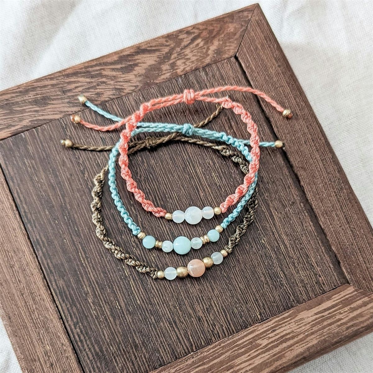Makramee-Schmuck-Workshop: Edelsteinarmband (Weberknoten)