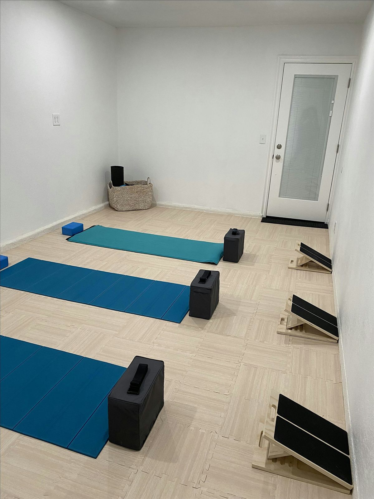 Somatic exercise sampler class for self-directed pain relief