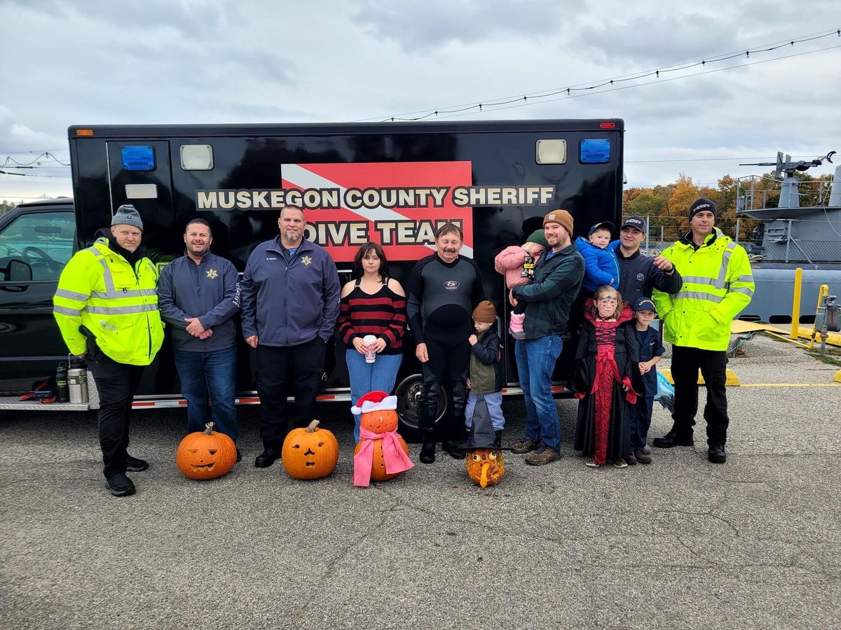 Muskegon County Sheriff dive team Underwater pumpkin carve