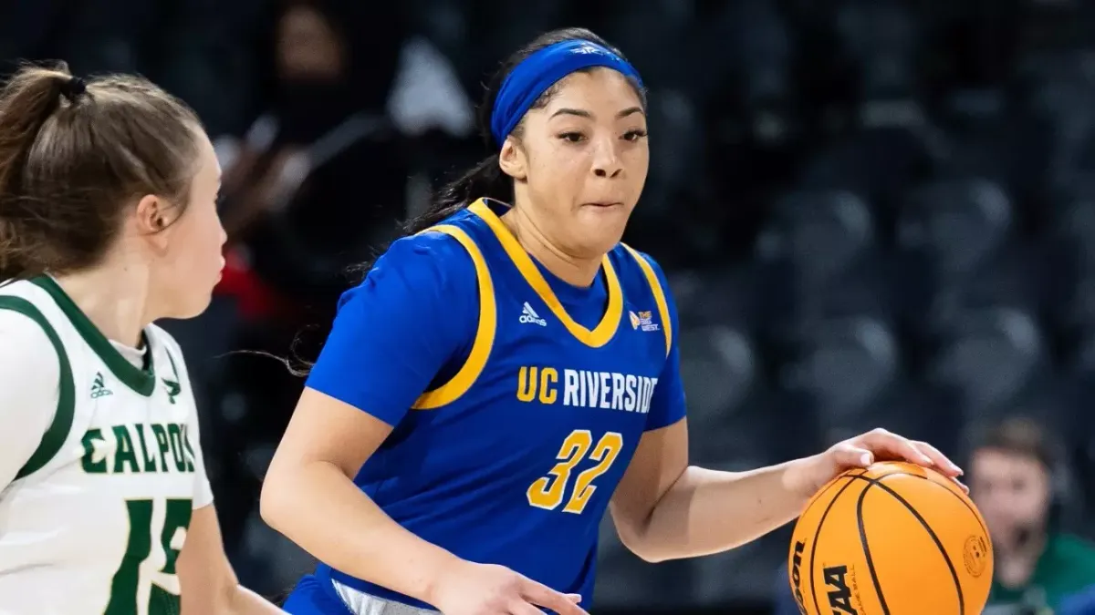 Parking UC Riverside Highlanders at Hawaii Womens Basketball