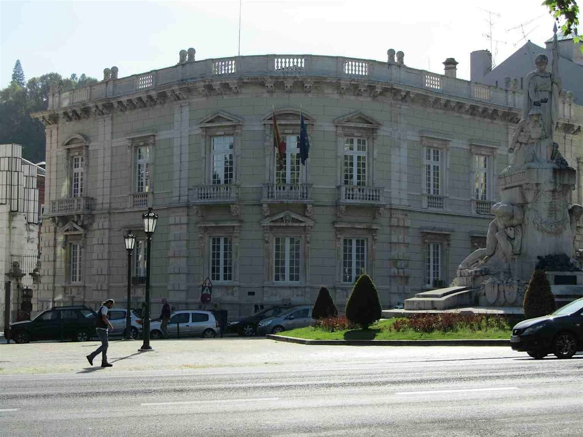 Lisbon Audio Tour: Funiculars, Faith, and Footlights on the Avenue