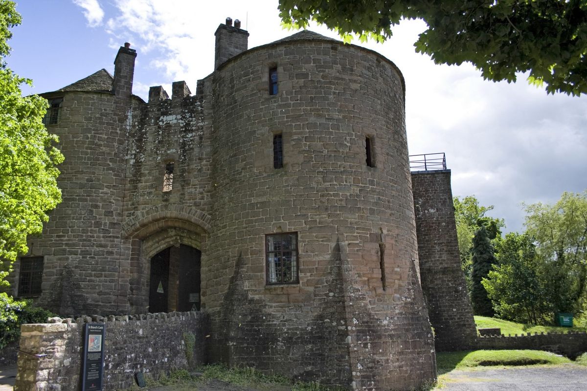 ST BRIAVELS CASTLE SLEEPOVER GHOST HUNT