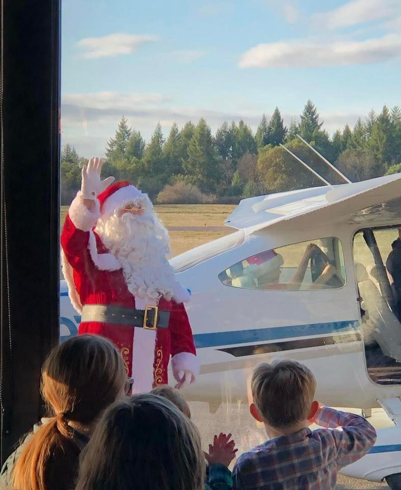 Santa Lands at The Hub