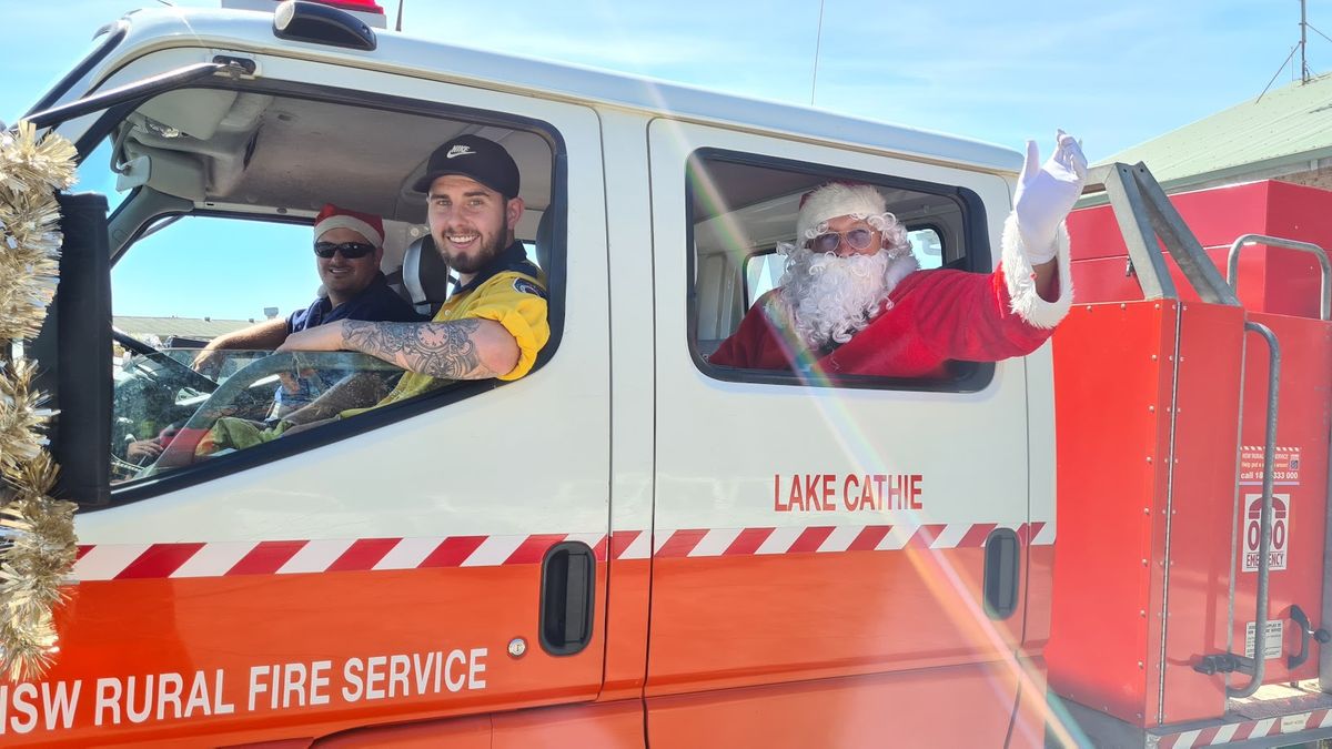 Santa Clause Visits Lake Cathie on the Fire Truck