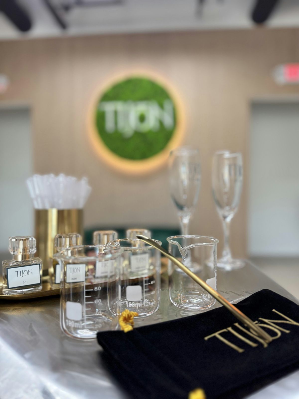 Express Fragrance Experience: Make Perfume or Cologne