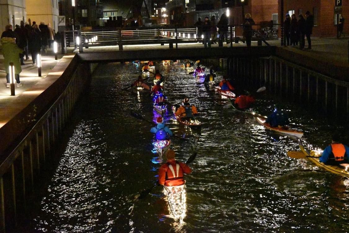 Lucia-optog i kajakker gennem Odense Havn!