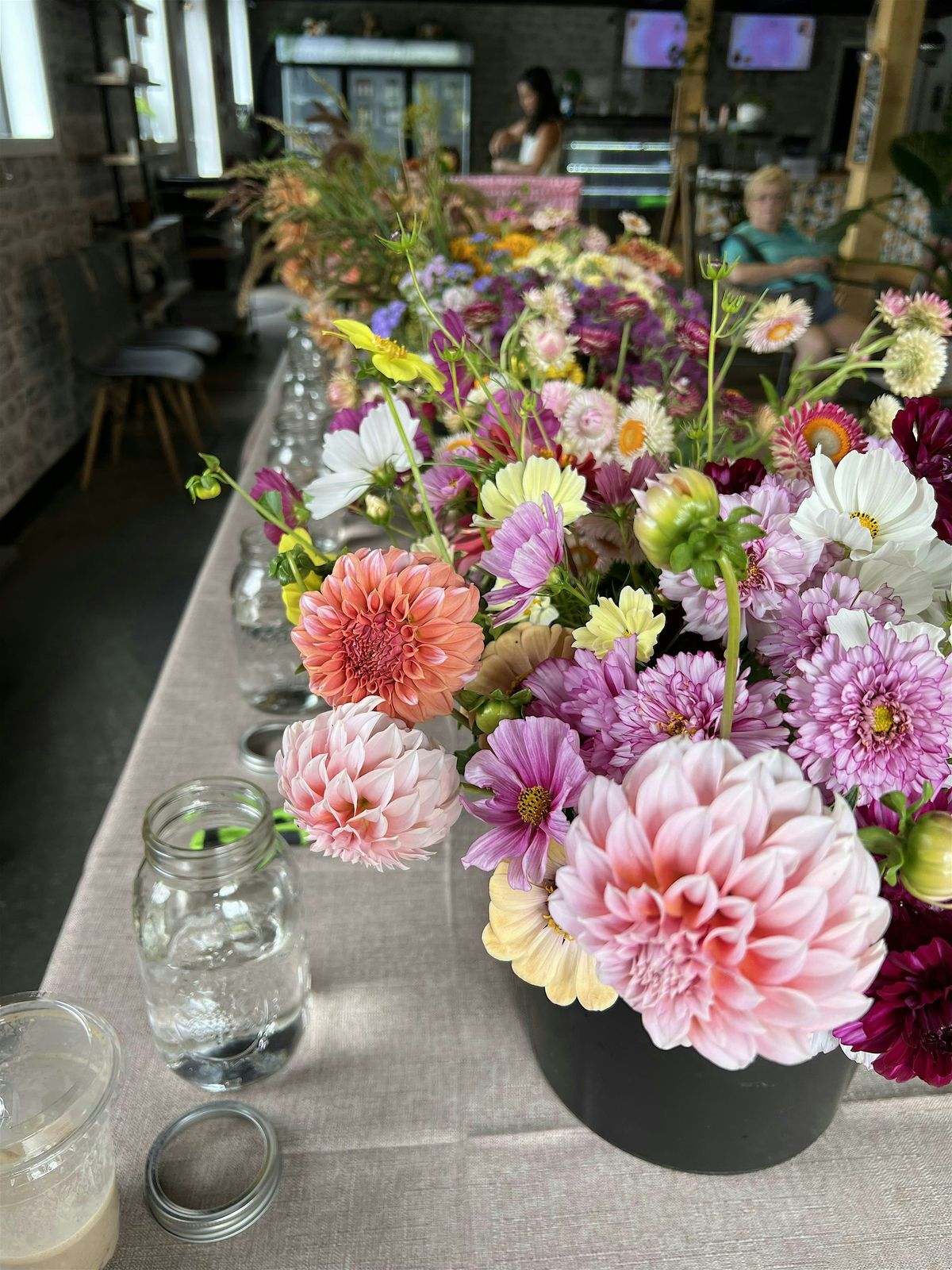 Dahlia centerpiece floral workshop