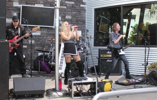 Toxic Blonde \/\/ Tin Roost Party on the Patio