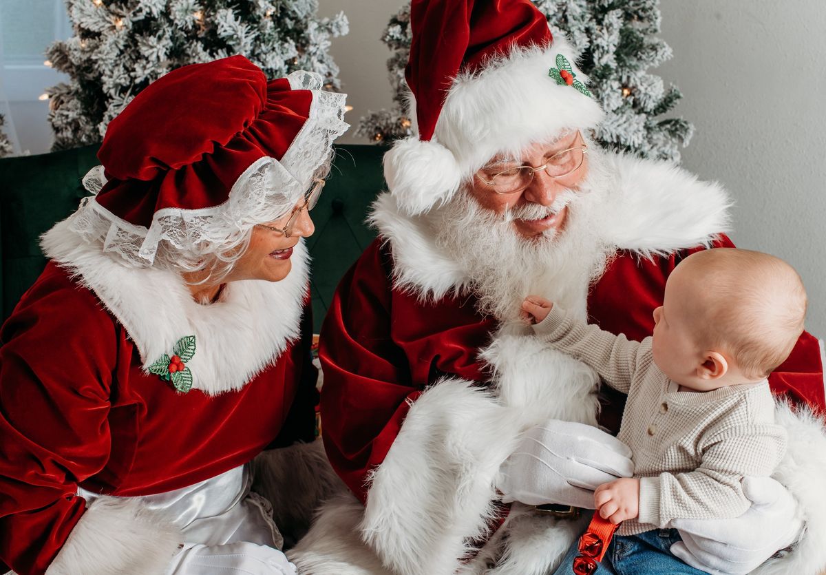 Santa Mini Sessions (Baking cookies)