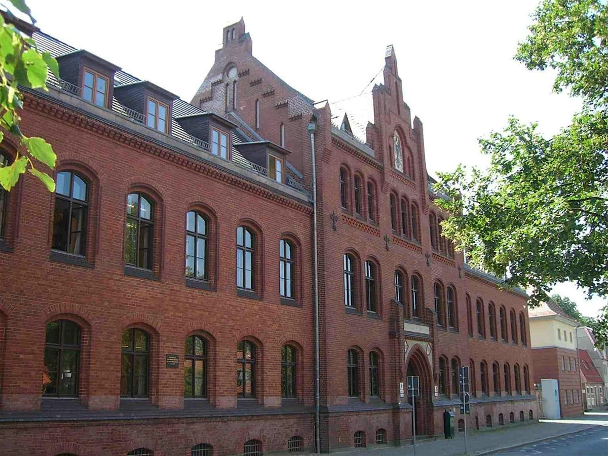 Greifswald Audio Tour: Masters, Magistrates & Medieval Marvels