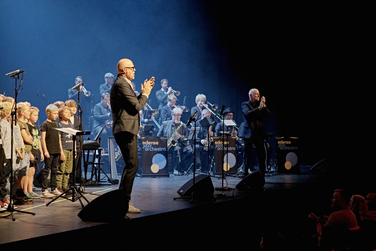 Odense Jazz Orchestra med k\u00e6mpe b\u00f8rnekor fra Kolding JazzMin: Bigband med k\u00e6mpe b\u00f8rnekor