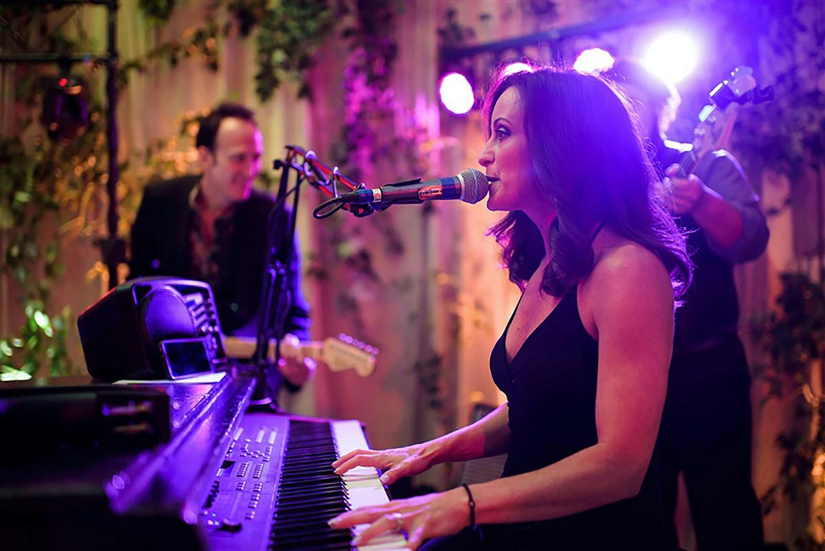 Howl at the Moon - Dueling Pianos at the Majestic